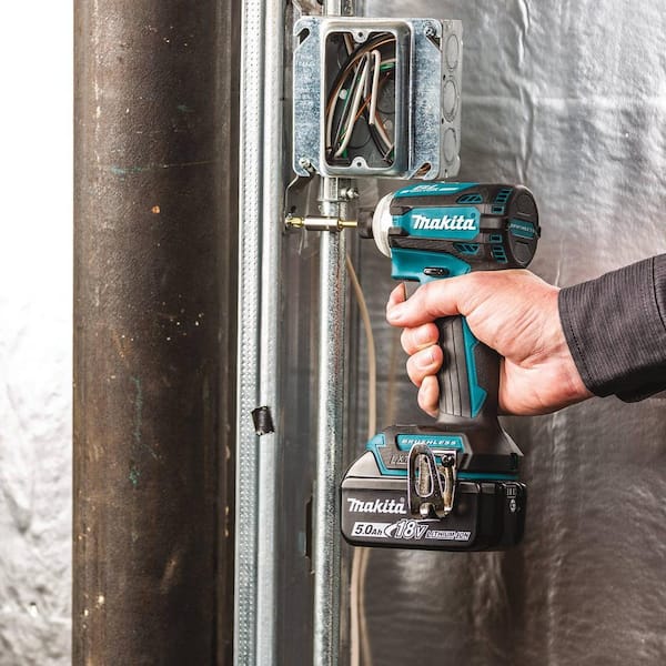 18V LXT Lithium-ion Brushless 2-pc Combo Kit 5.0Ah with bonus 18V LXT Brushless 4-1/2 / 5 in. X-LOCK Angle Grinder