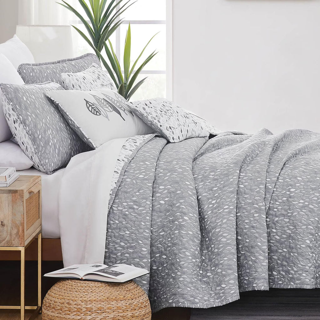 Southshore Fine LinensOversized 5-Piece Twin / Twin XL Quilt Bedding Set with two matching shams and three decorative throw pillows, oversized Paisley farmhouse bedspread Pure Melody Aqua