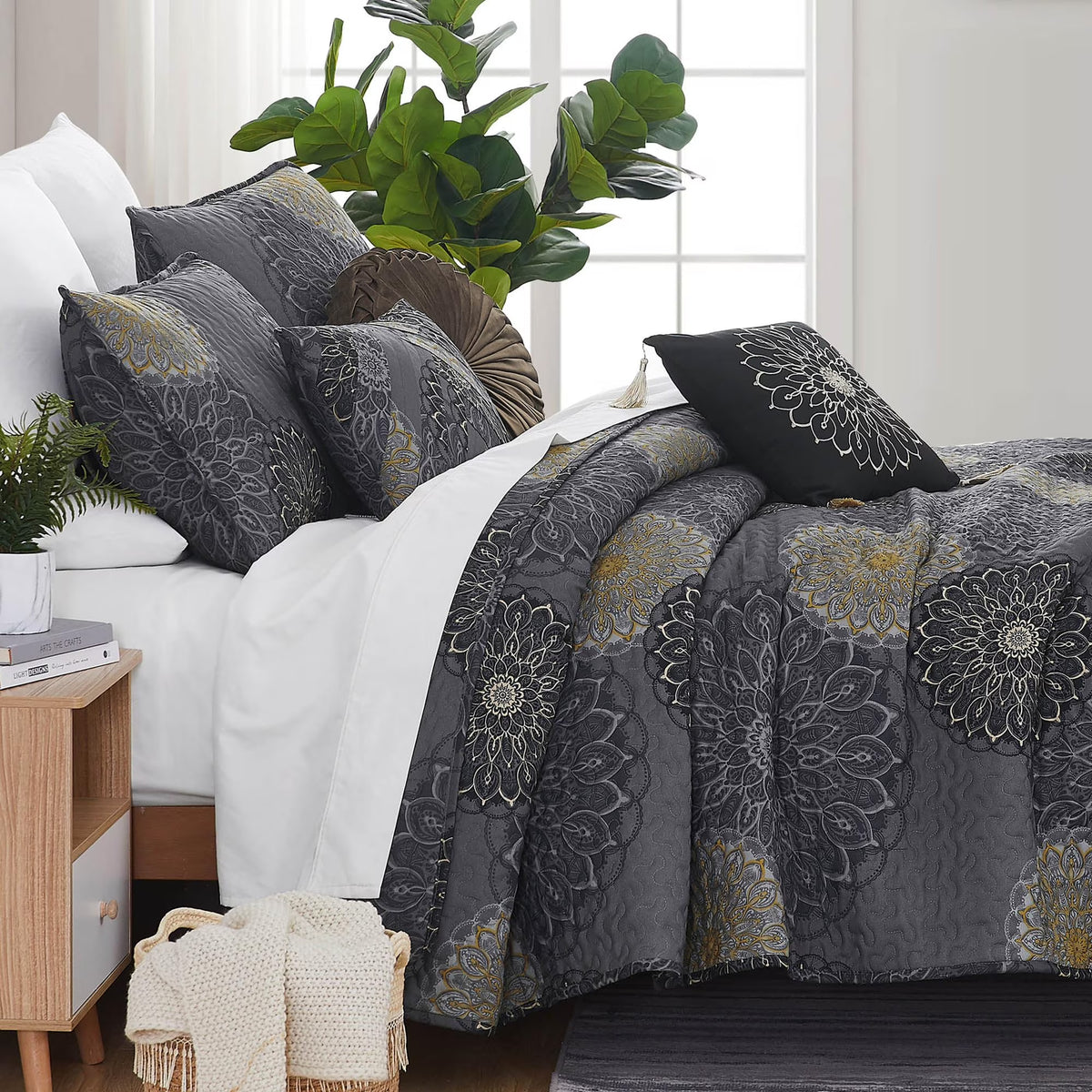 Southshore Fine LinensOversized 5-Piece Twin / Twin XL Quilt Bedding Set with two matching shams and three decorative throw pillows, oversized Paisley farmhouse bedspread Pure Melody Aqua