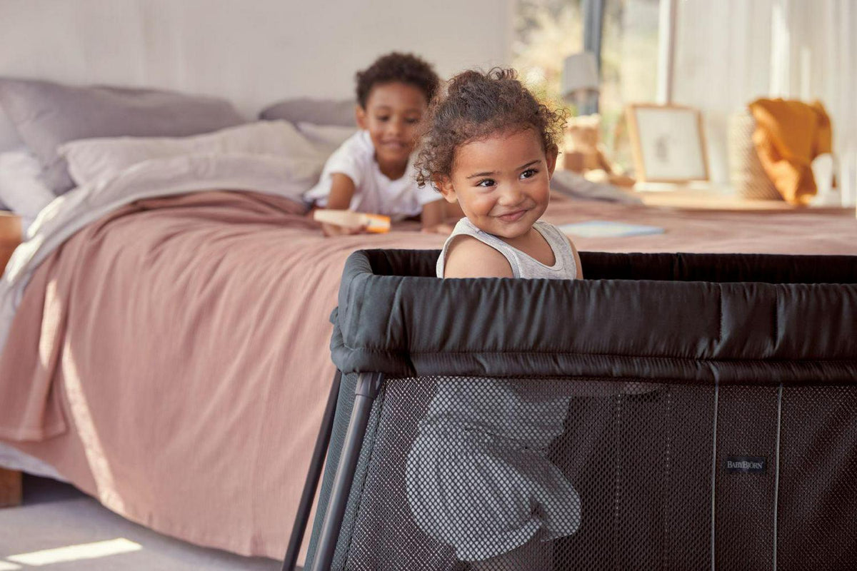 BabyBjorn Travel Crib Light Black and Fitted Sheet Bundle Pack