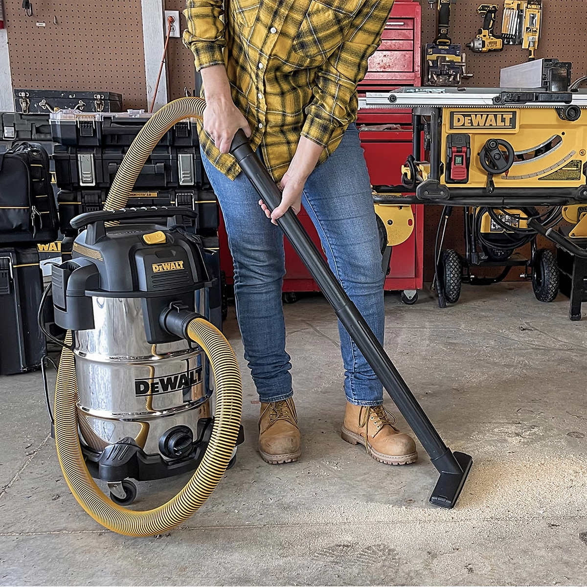 DEWALT 8 Gallon Wet/Dry Vacuum