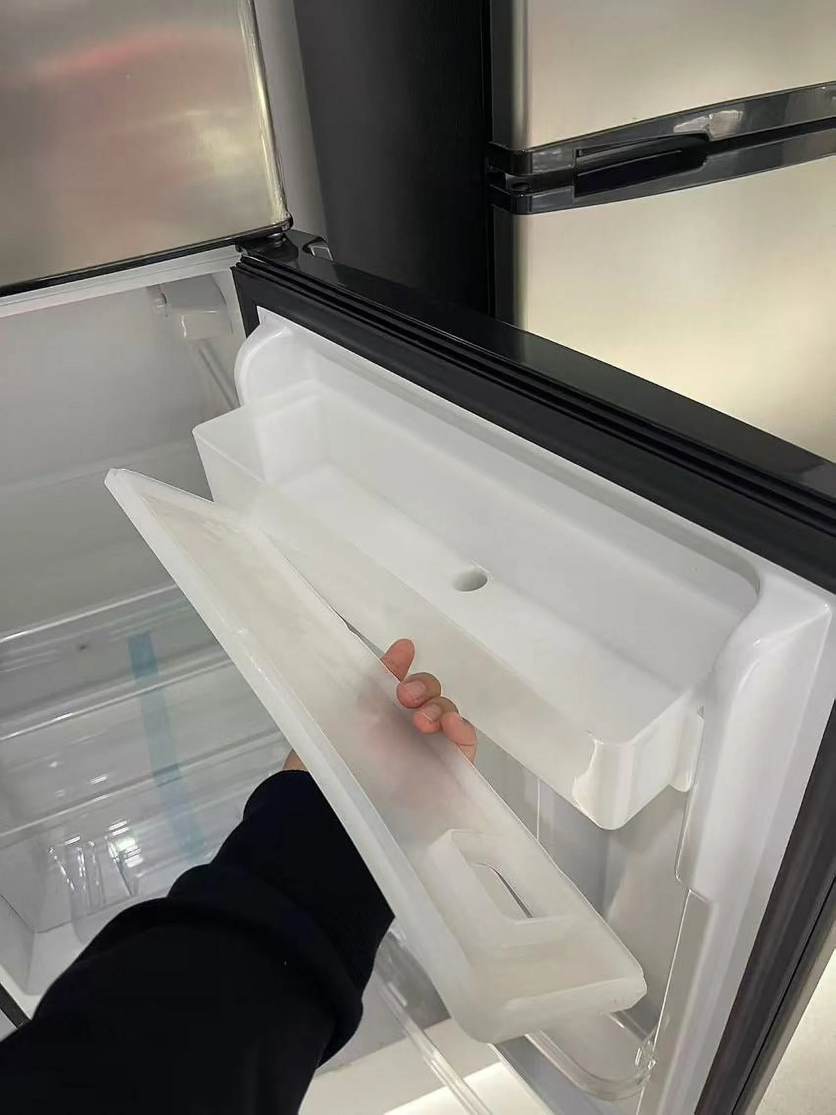 Frigidaire, 7.3 Cu. Ft. Top Mount Refrigerator, Integrated Beverage Dispenser,Platinum