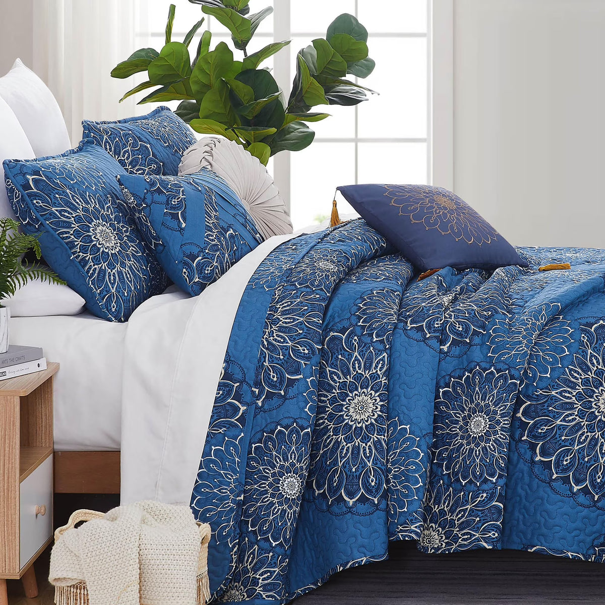 Southshore Fine LinensOversized 5-Piece Twin / Twin XL Quilt Bedding Set with two matching shams and three decorative throw pillows, oversized Paisley farmhouse bedspread Pure Melody Aqua