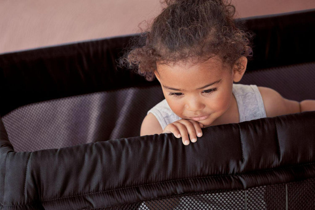 BabyBjorn Travel Crib Light Black and Fitted Sheet Bundle Pack