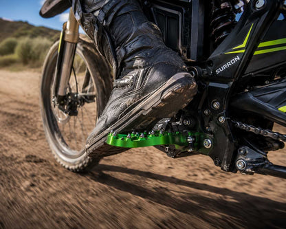 surron-cnc-foot-pegs-riding
