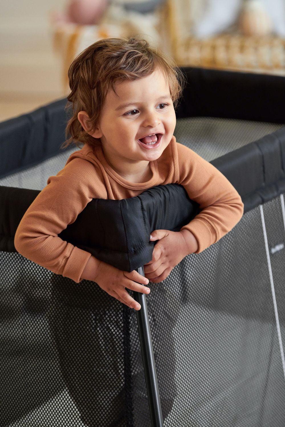 BabyBjorn Travel Crib Light Black and Fitted Sheet Bundle Pack
