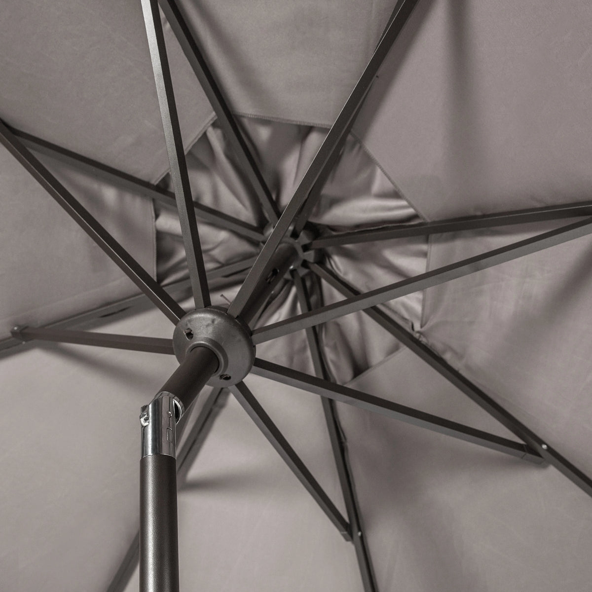 Safavieh Venice 9' Market Crank Tilt Patio Umbrella, Navy/White