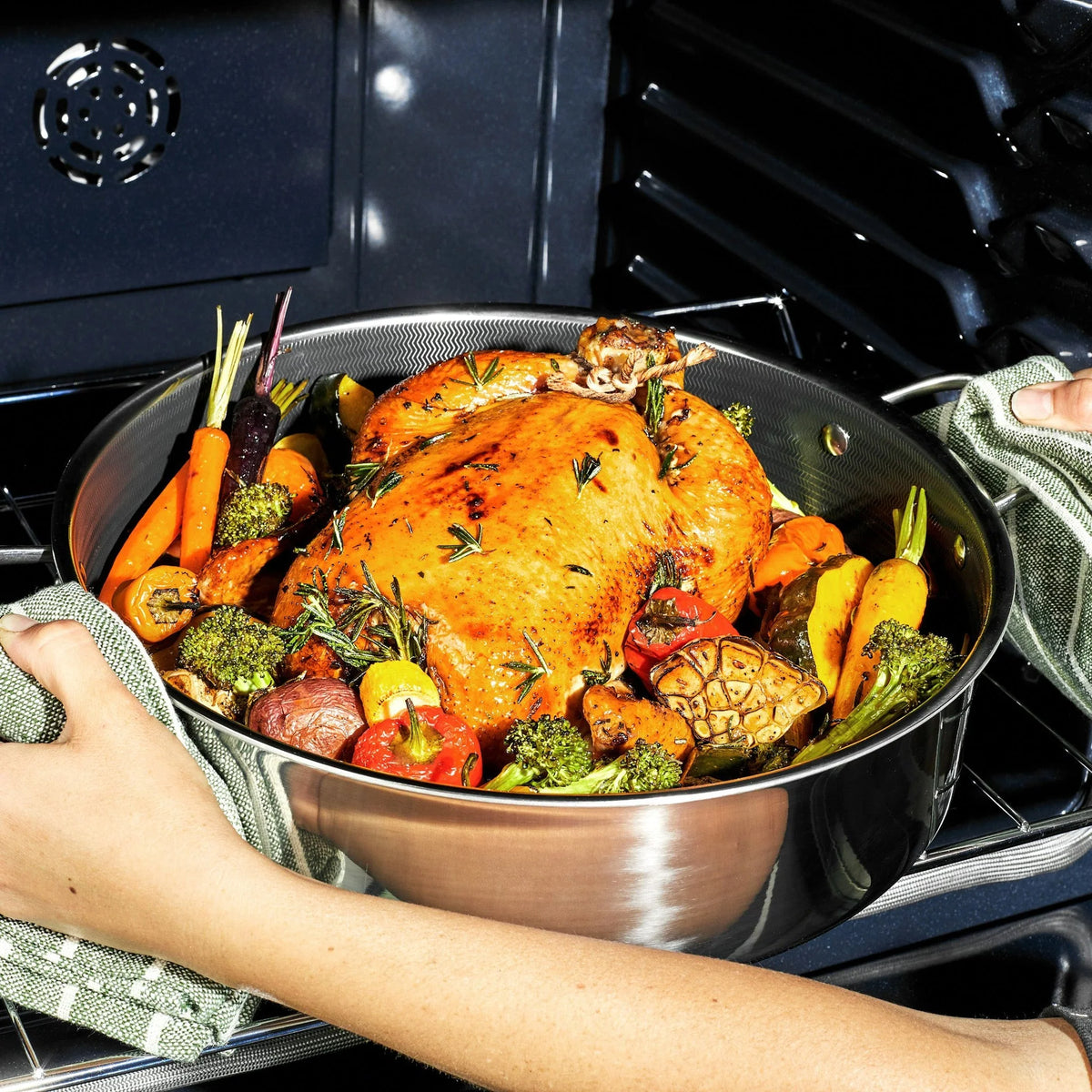 Hybrid Deep Saut�� Pan/Chicken Fryer with Lid, 7-Qt