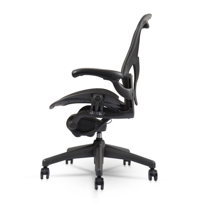 Herman Miller Aeron Chair Size B (𝙍𝙚𝙛𝙪𝙧𝙗𝙞𝙨𝙝𝙚𝙙) �?Fully Loaded PostureFit Clip‑Latch Adjustable Arms and 12‑Year Warranty along with 3 Yr Mechanical Warranty